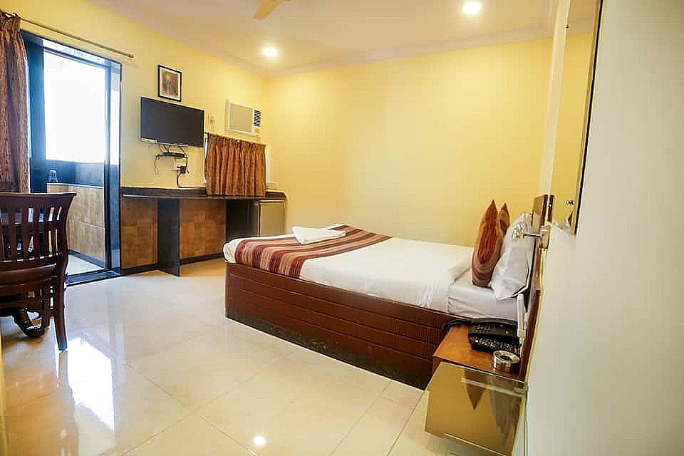 Lucky Hotel Bandra Deluxe Room 5