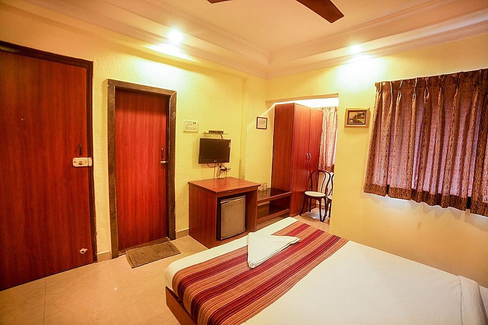 Lucky Hotel Bandra Deluxe Room 6