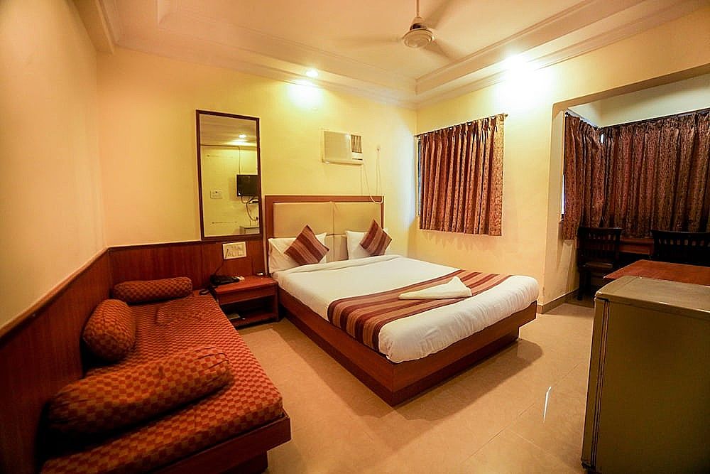 Lucky Hotel Bandra Deluxe Room 7