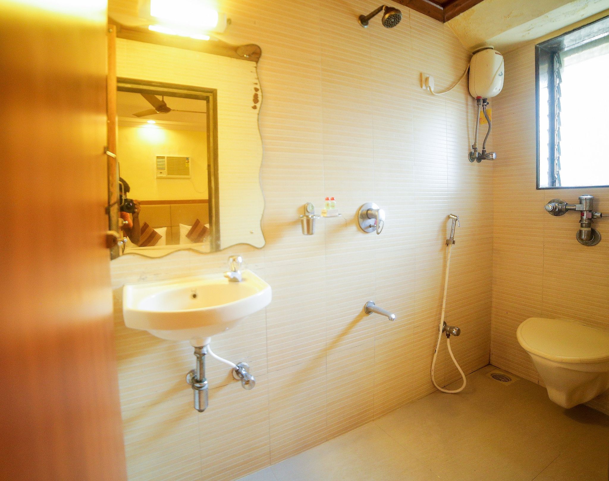 Lucky Hotel Bandra Deluxe Room 8