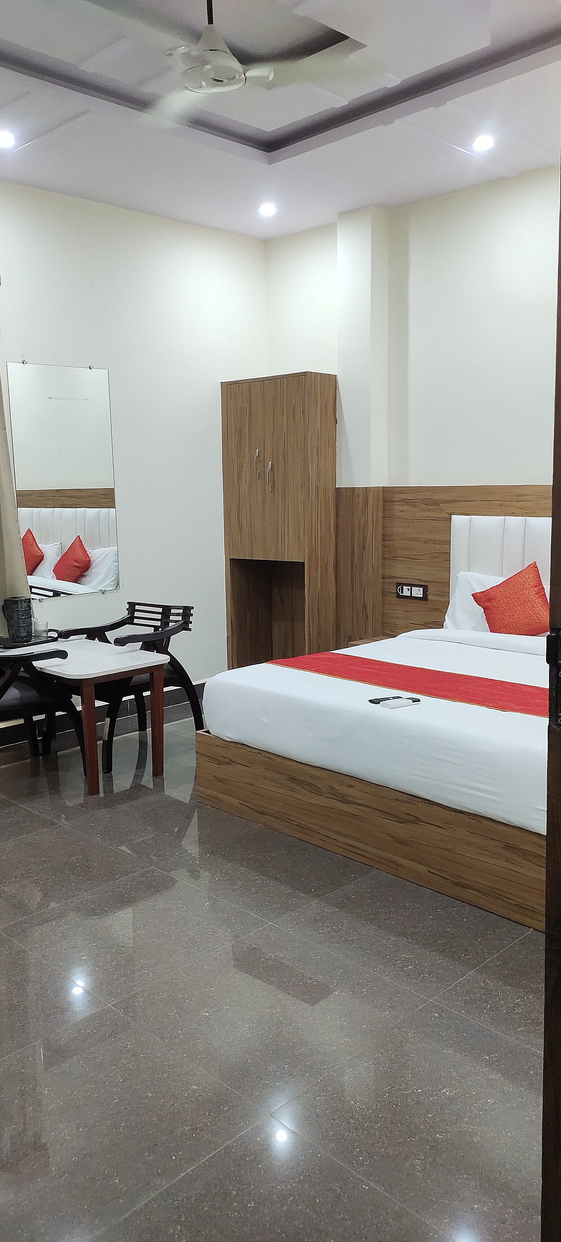 Hotel Ravi Palace Super Deluxe Room 3
