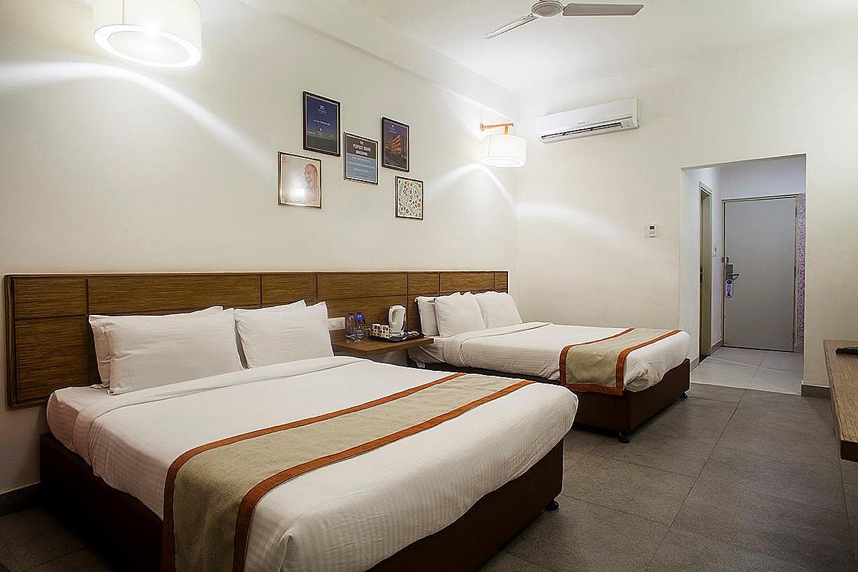 Max Hotel Prayagraj Max Family Room 8