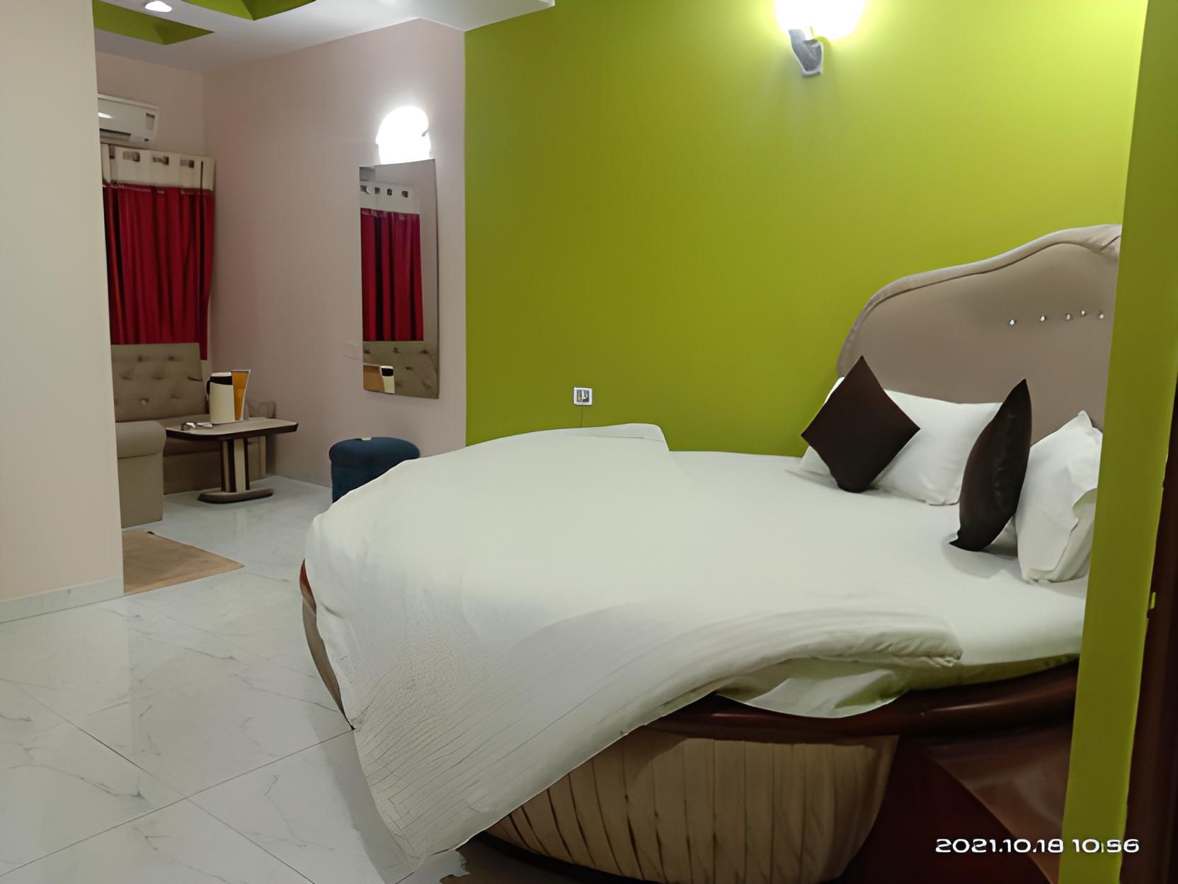 HOTEL ASHOKA (Nakki lake - 450 metre) Deluxe AC Room