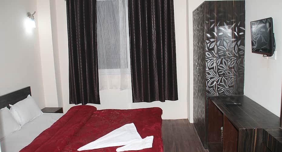 Deluxe Double Bedroom