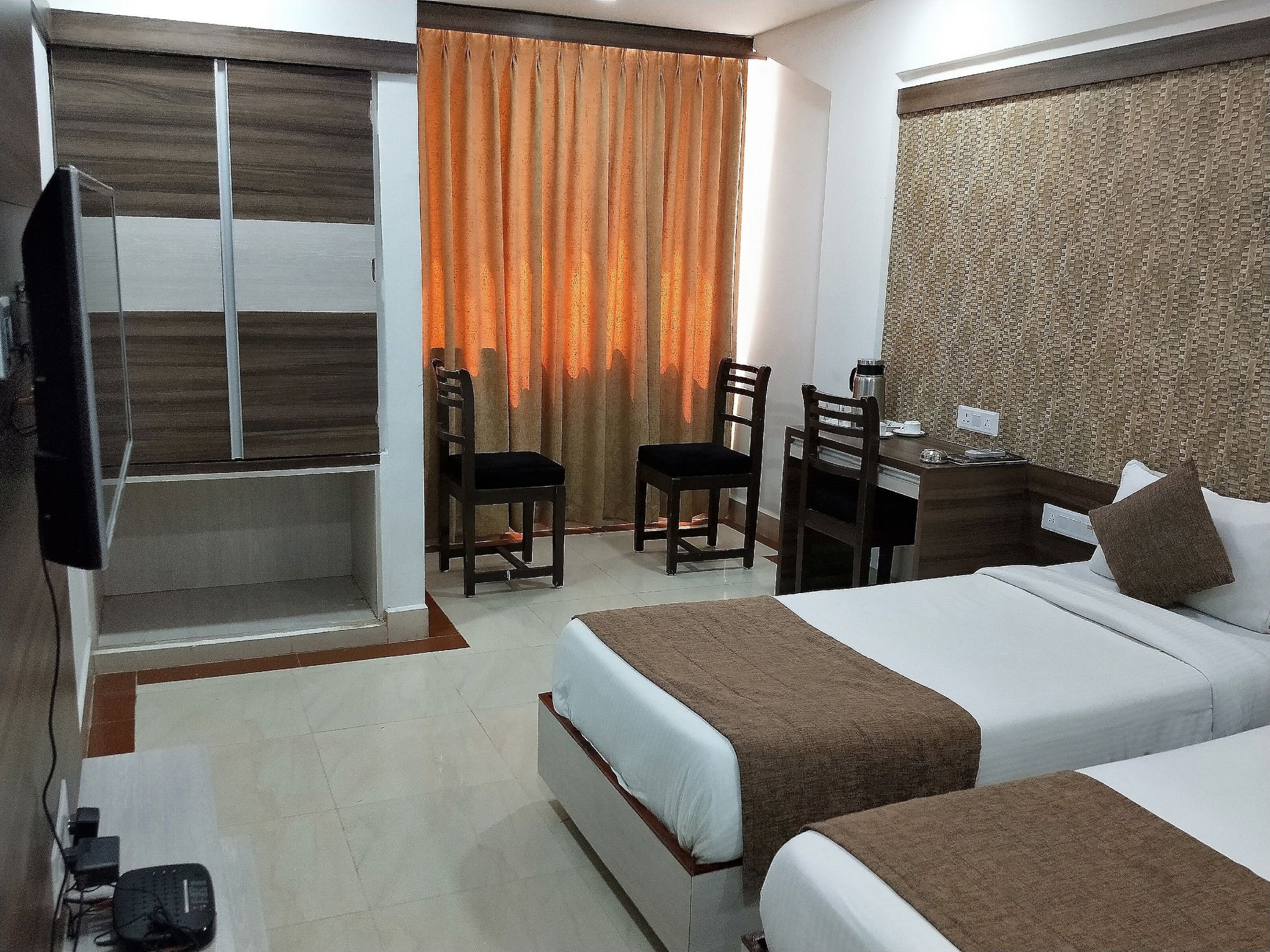 Hotel Samrat Deluxe Twin Bed AC Room 7