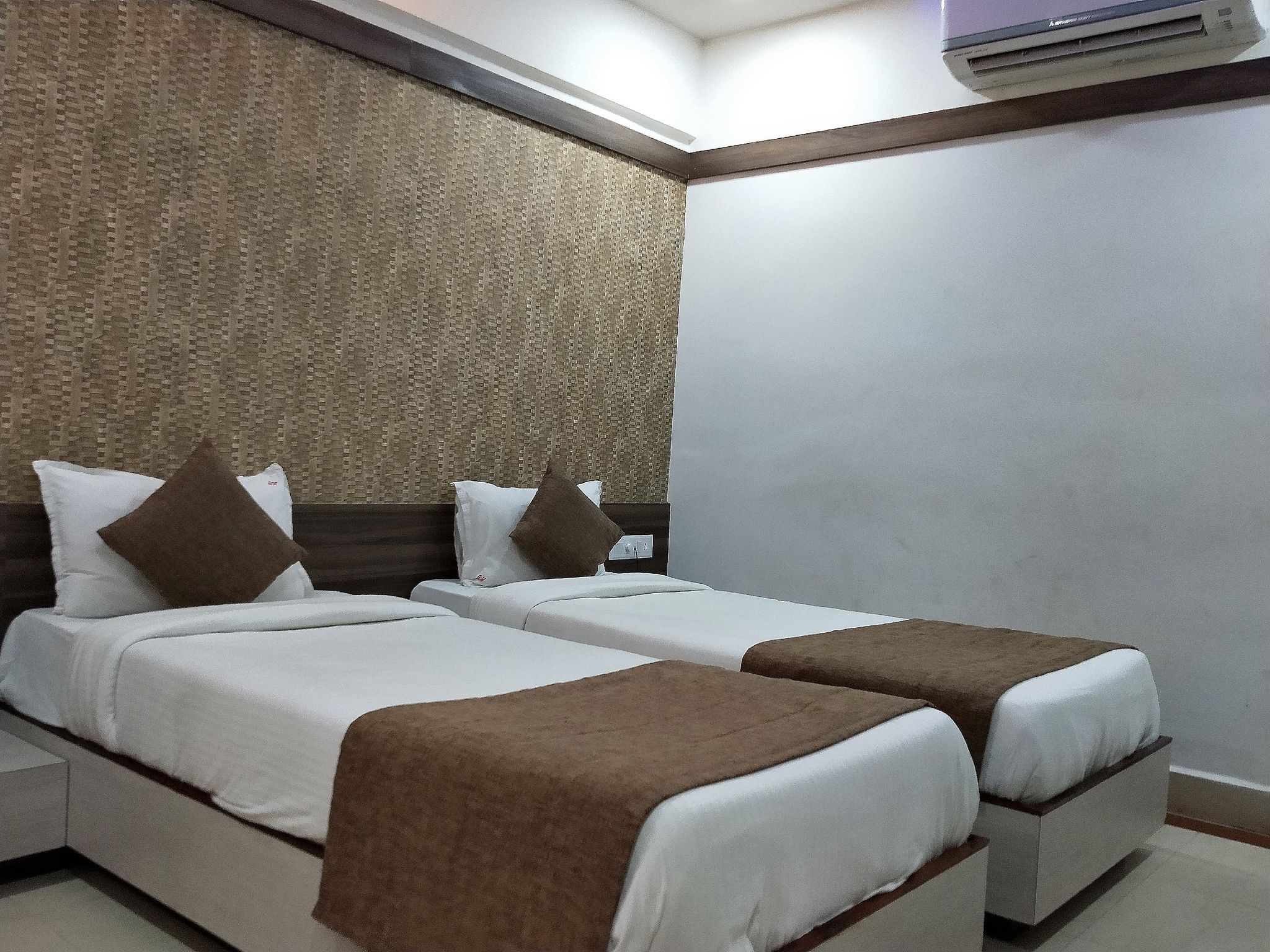 Deluxe Twin Bed AC Room
