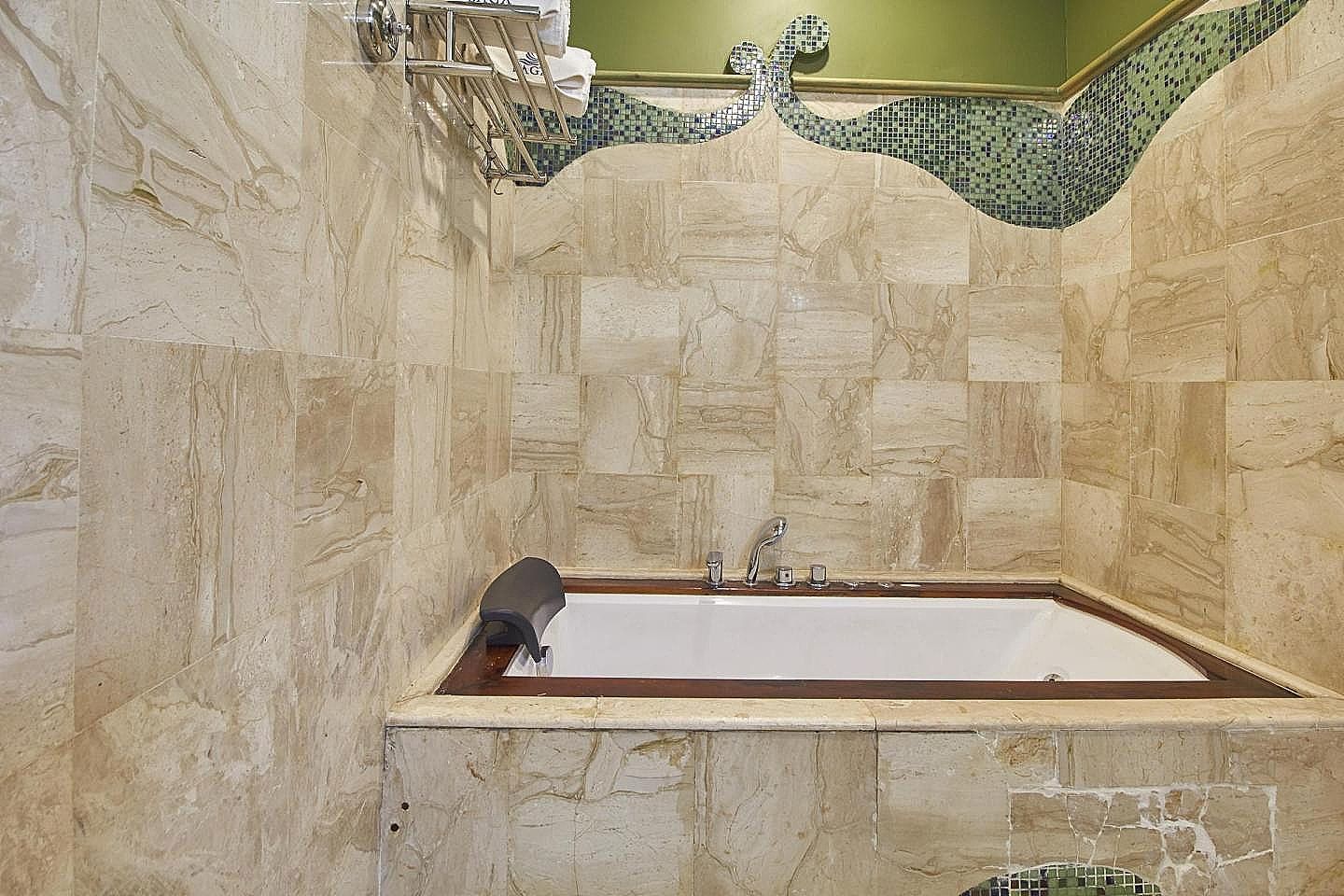 The Baga Beach Resort Ocean Suite 9
