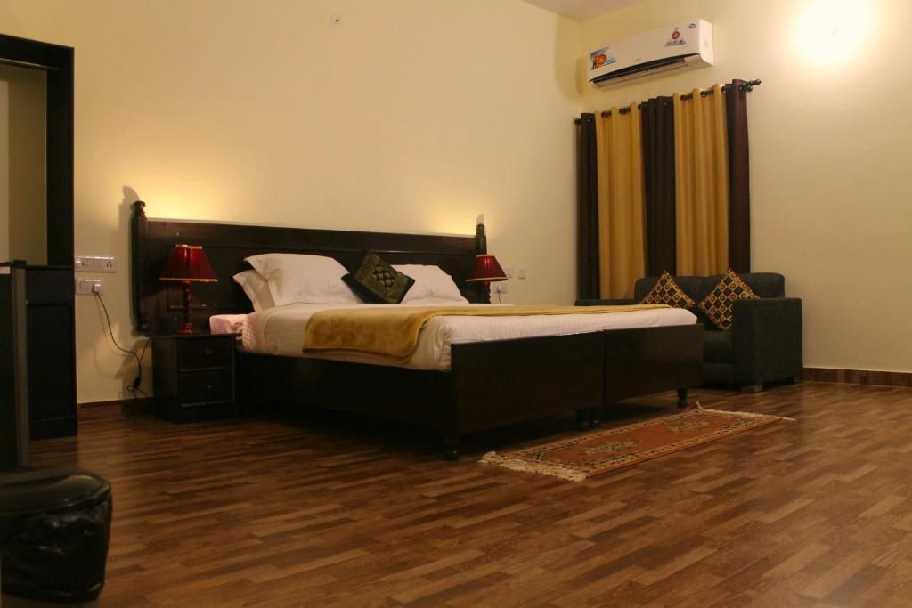 Jungle Retreat Deluxe Room 6