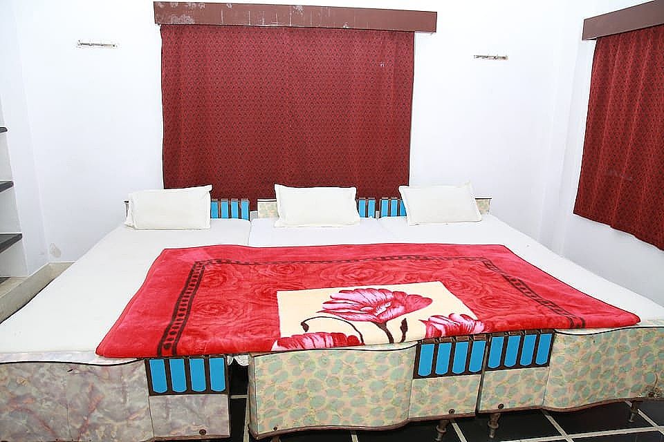 Ram Nivas Hotel Deluxe Non AC Triple Bed