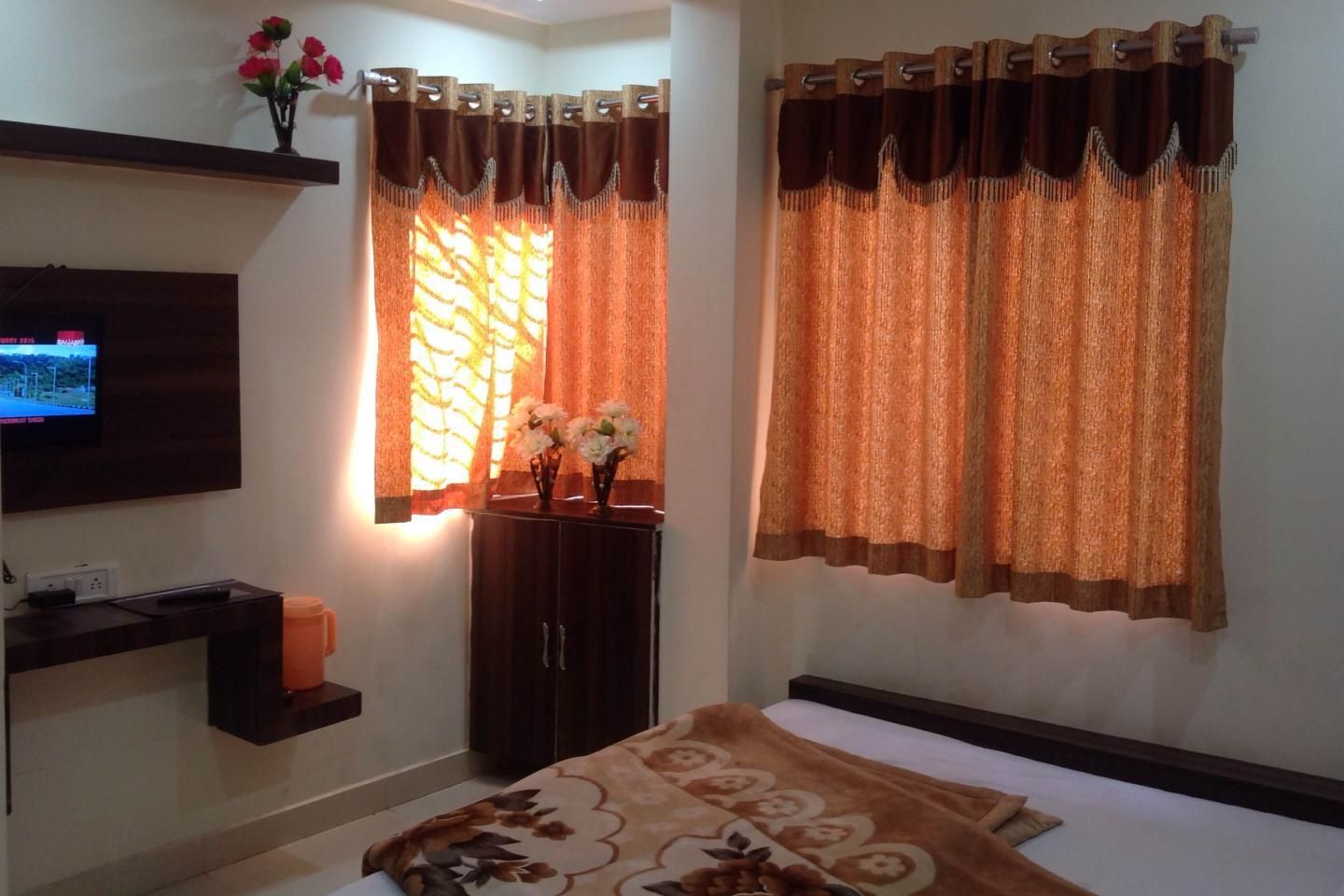 Hotel Vrandavan Palace (Near Mahakal Temple) Delux Double Bed ac room 2