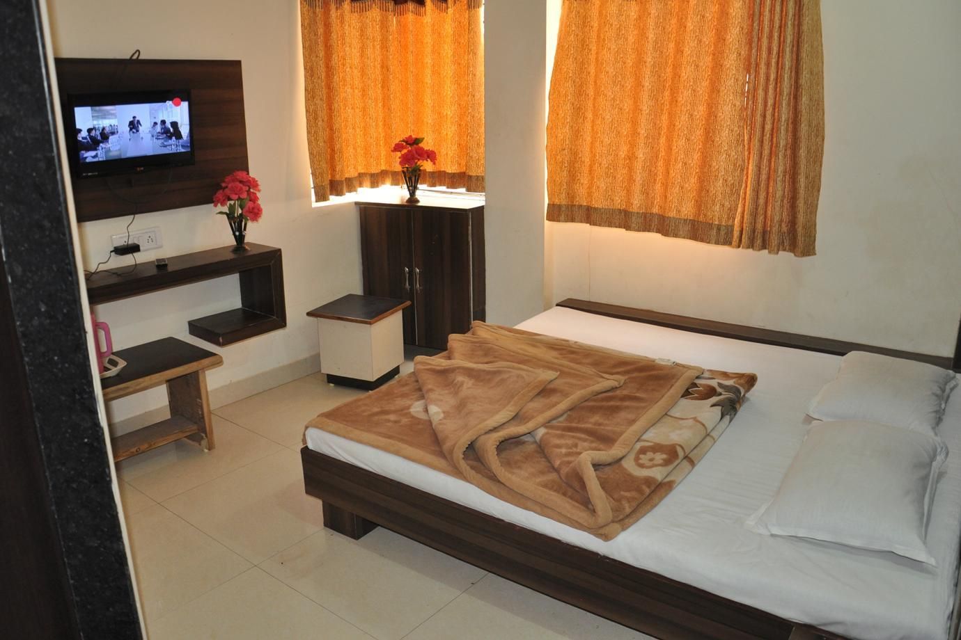 Hotel Vrandavan Palace (Near Mahakal Temple) Delux Double Bed ac room 3