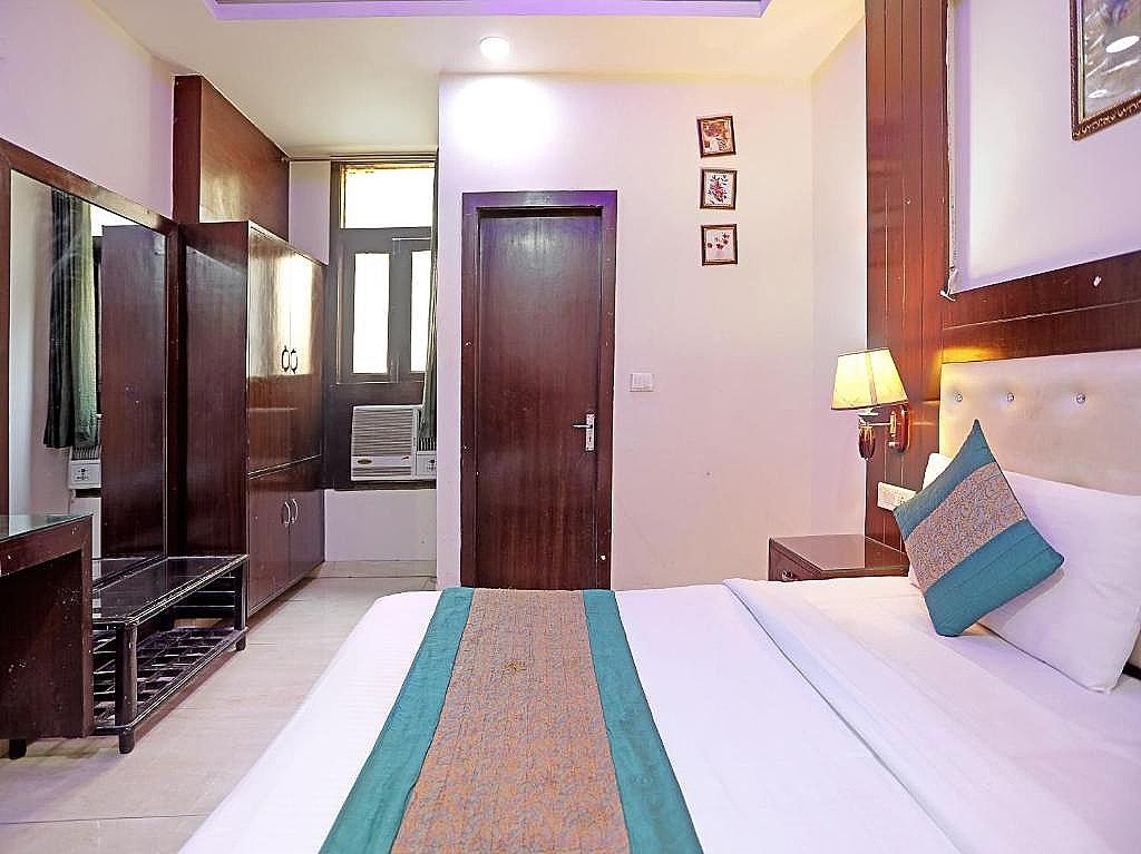 Hotel Tashkent Palace  New Delhi Railway Station Deluxe Room with Free Wifi 3