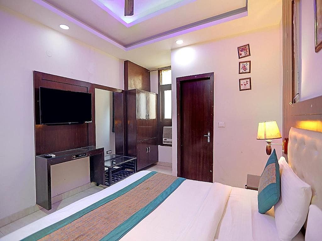 Hotel Tashkent Palace  New Delhi Railway Station Deluxe Room with Free Wifi 8