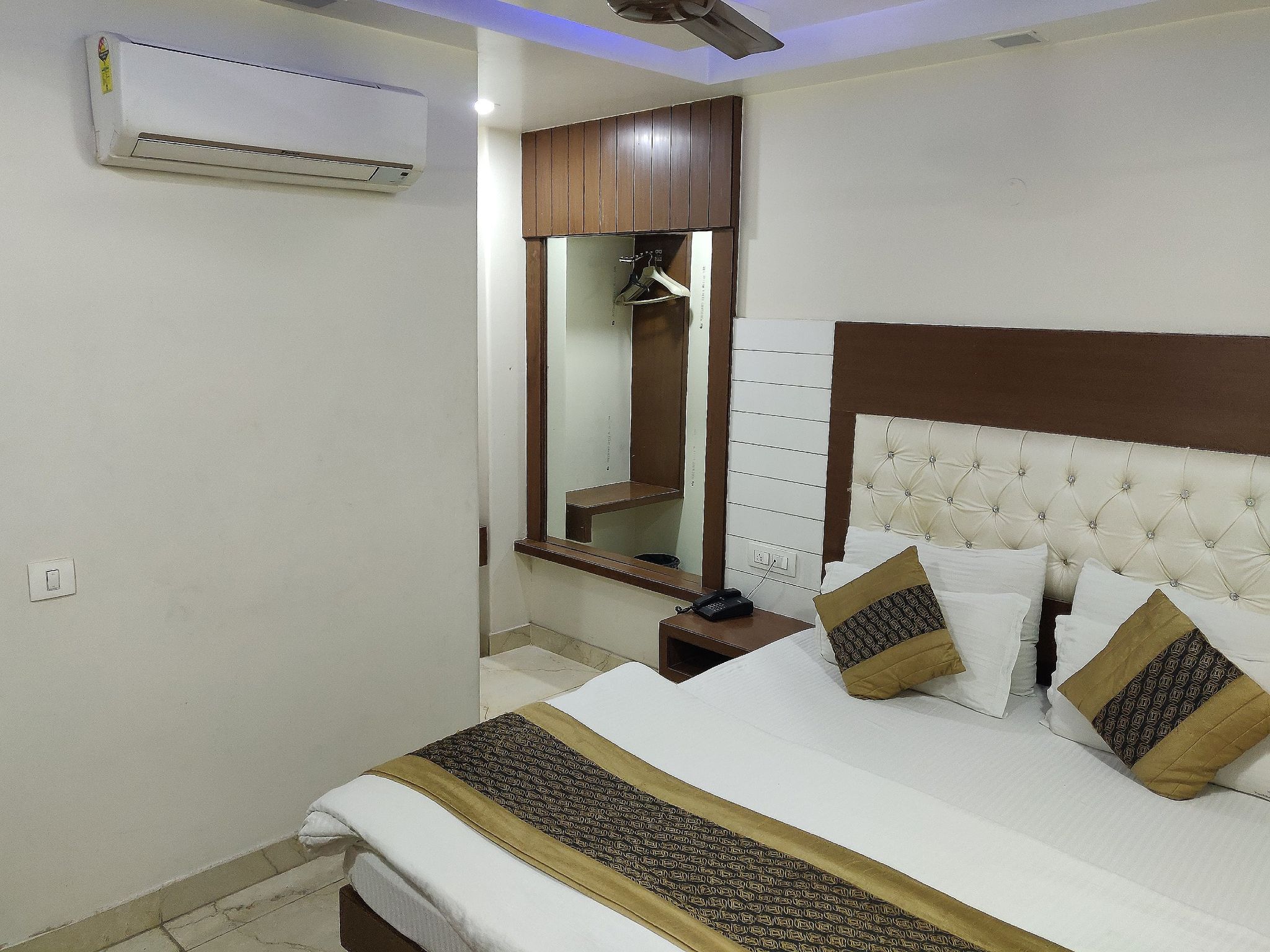 Deluxe King Room