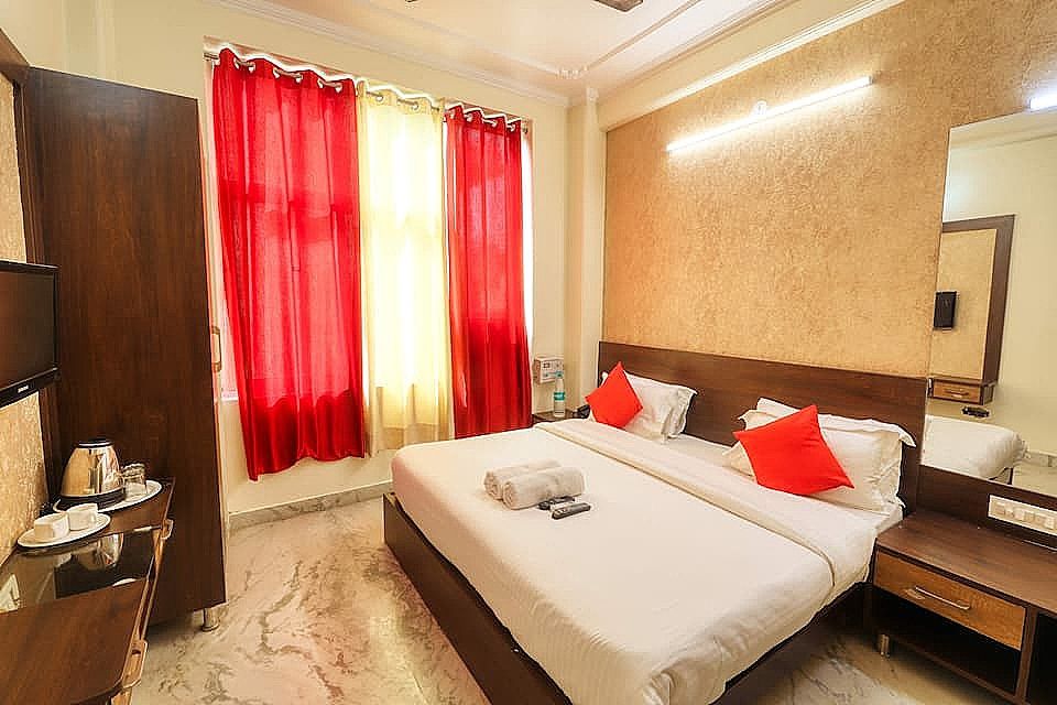 Hotel Pulse Inn DELUXE DOUBLE AC ROOM 37