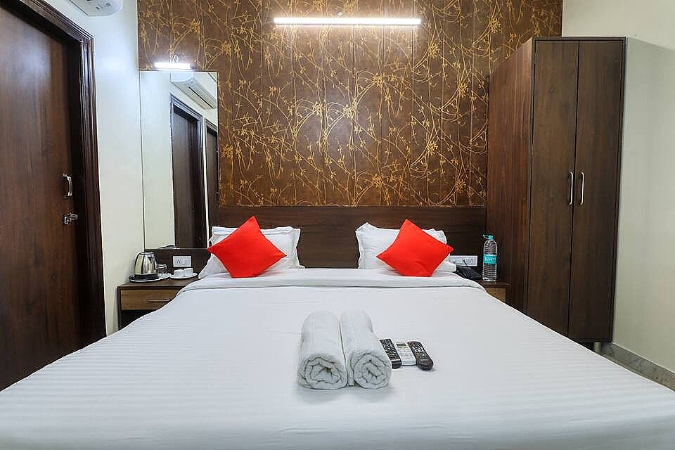 Hotel Pulse Inn DELUXE DOUBLE AC ROOM 41