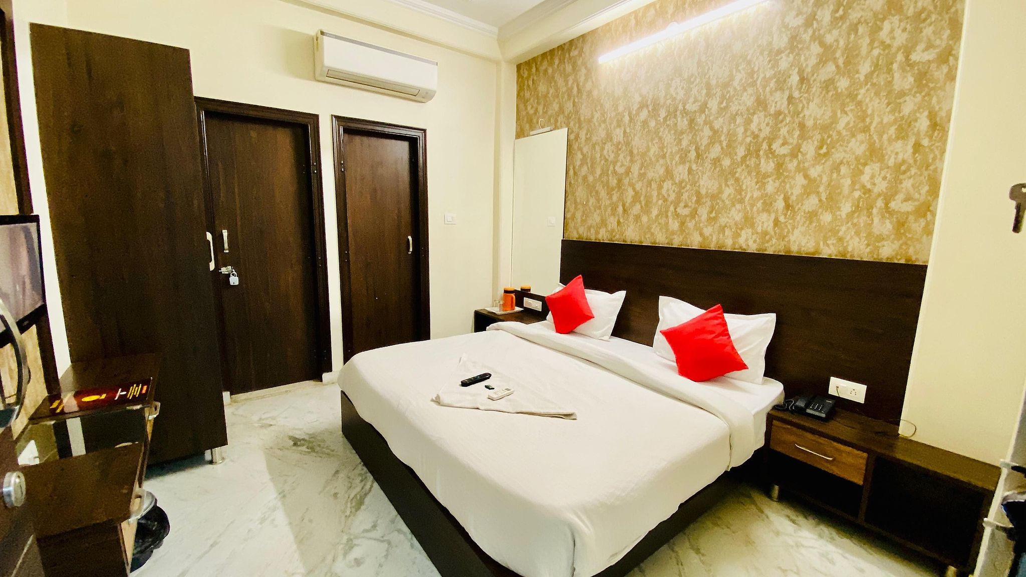 Hotel Pulse Inn DELUXE DOUBLE AC ROOM 25