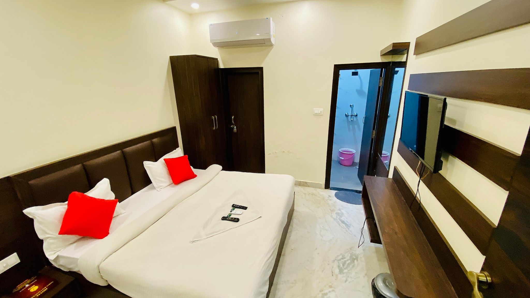 Hotel Pulse Inn DELUXE DOUBLE AC ROOM 26