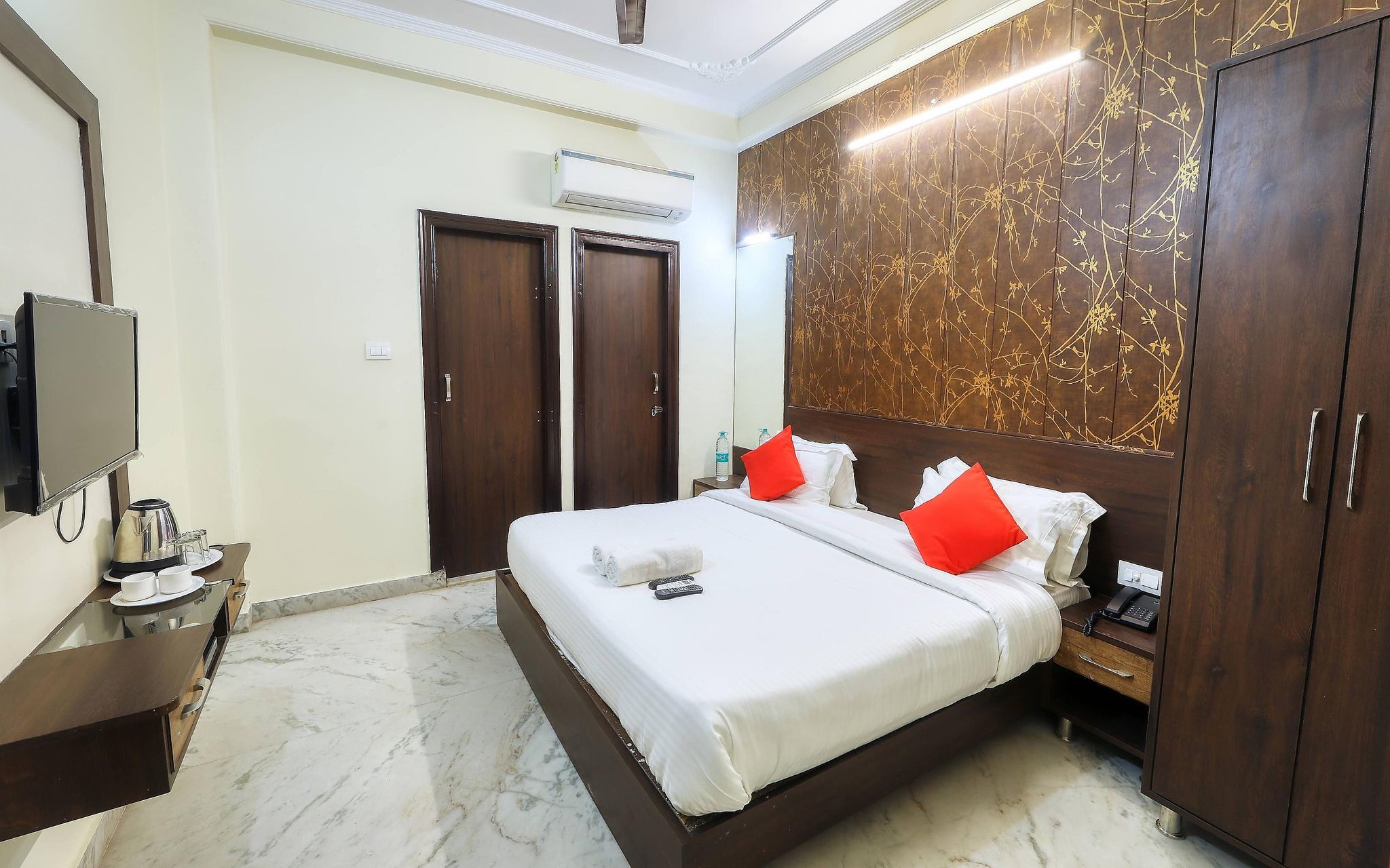 Hotel Pulse Inn DELUXE DOUBLE AC ROOM 16