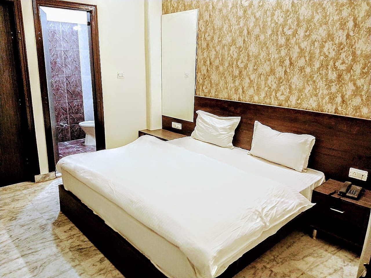 Hotel Pulse Inn DELUXE DOUBLE AC ROOM 18