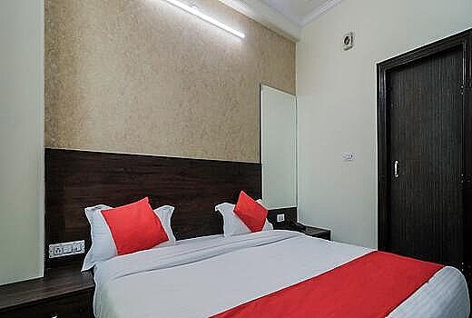 Hotel Pulse Inn DELUXE DOUBLE AC ROOM 32