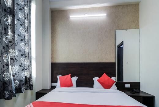 Hotel Pulse Inn DELUXE DOUBLE AC ROOM 28