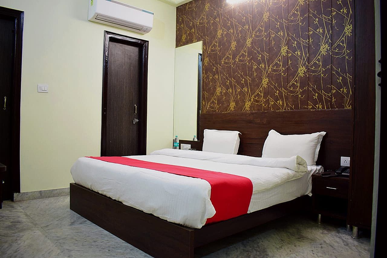 Hotel Pulse Inn DELUXE DOUBLE AC ROOM 17