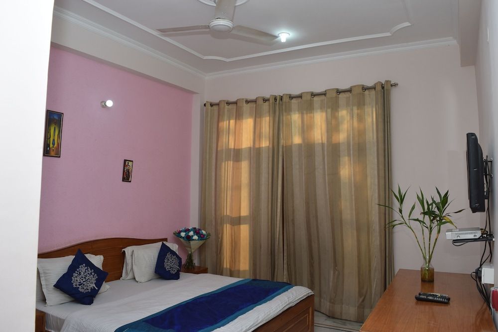 The Residencia Inn GURGAON Executive Room, 1 Double Bed, Smoking