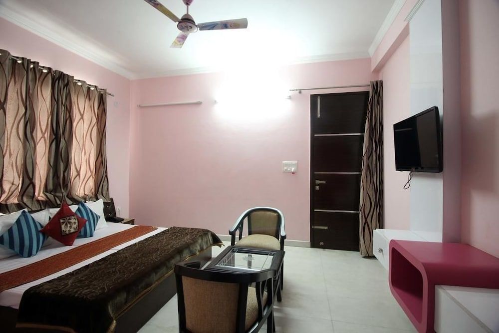 Divine Residency By Royal Collection Deluxe Double Room 7