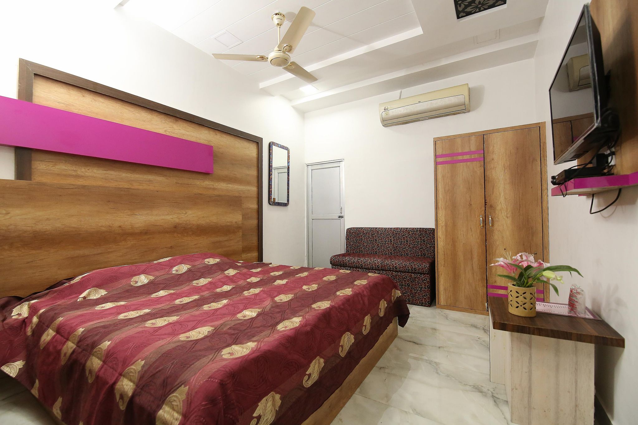 Hotel Rawat Royal Deluxe Room