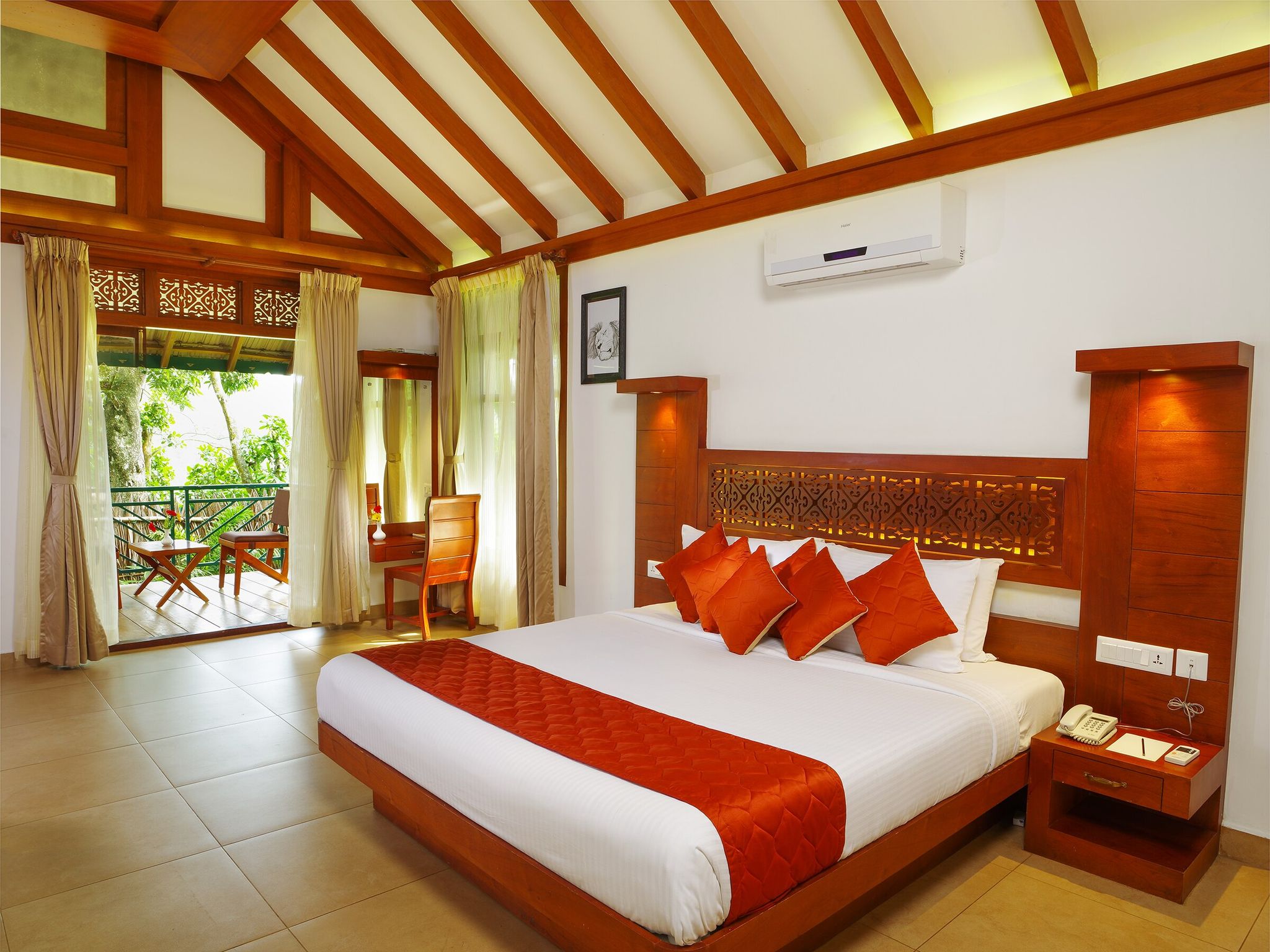 Blue Eyes Jacuzzi Villa with Balcony