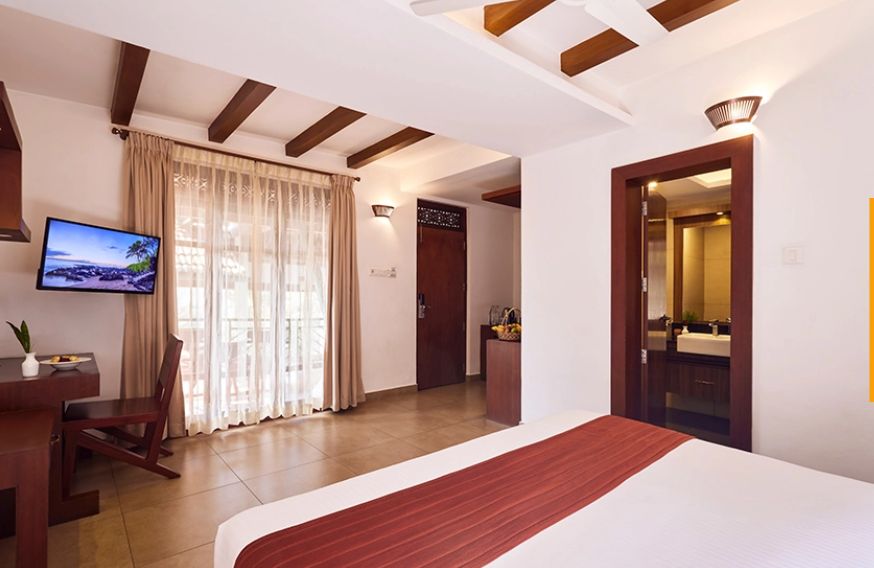 Forest Canopy Tulip Cottage with Balcony 3