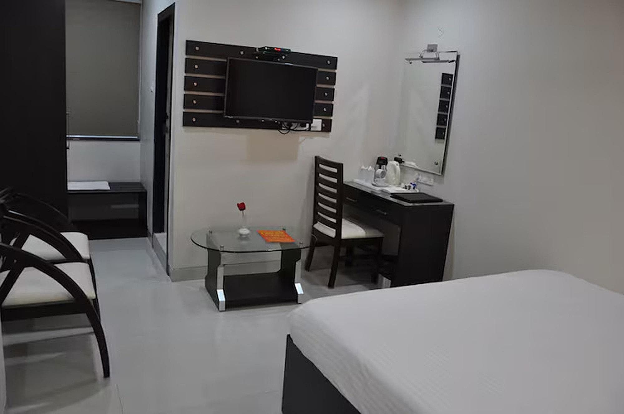 Savera A Luxury Business Hotel Executive Deluxe Room with Work Desk 7