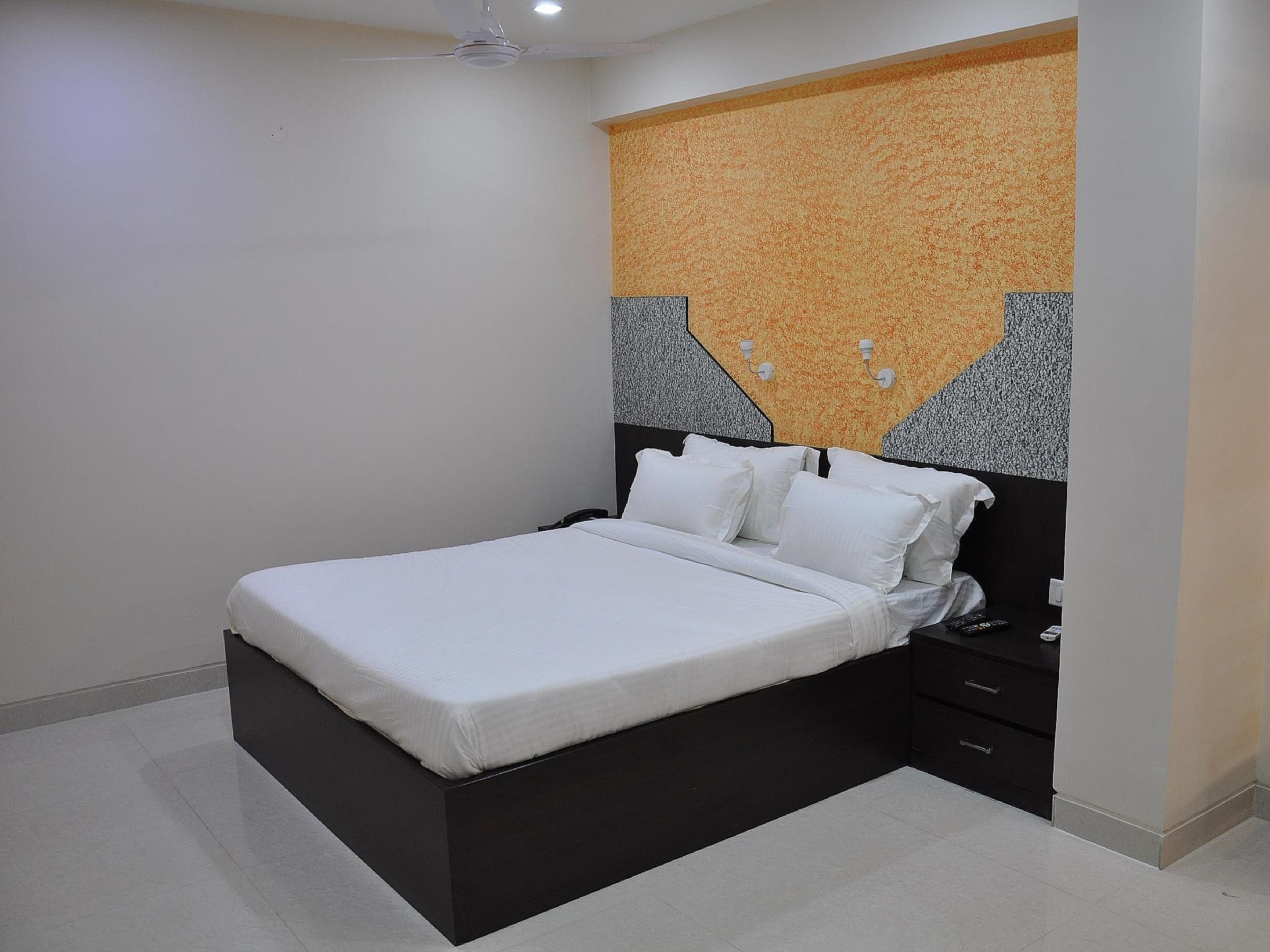 Savera A Luxury Business Hotel Executive Deluxe Room with Work Desk 8