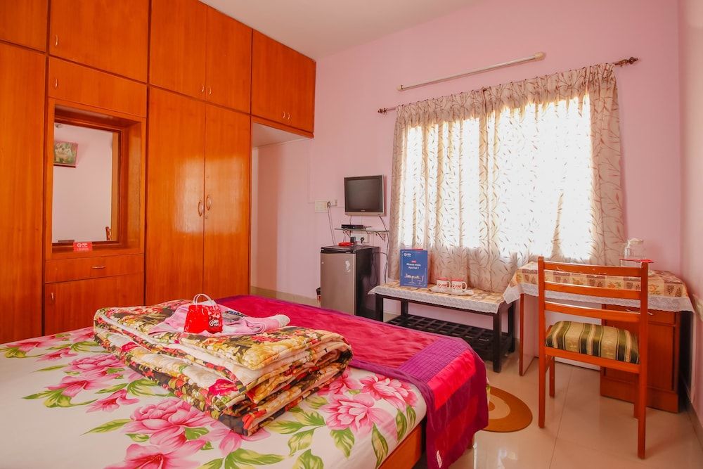 OYO 894 Apartment Hotel 510 Chetana Standard Double or Twin Room, 1 Double Bed, Private Bathroom 2