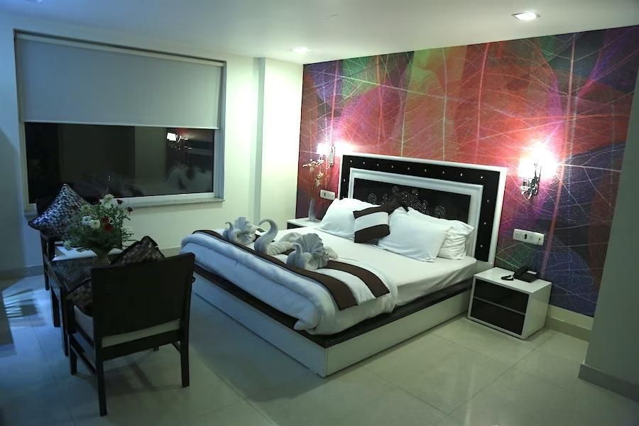 Kingdom Hotel Deluxe Double Room 3