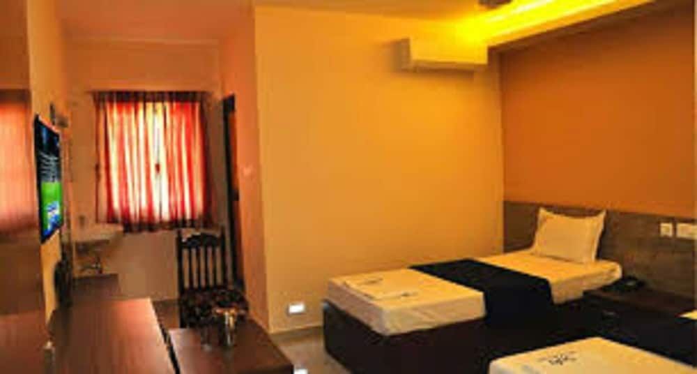 Safa Residency Deluxe Triple Room - AC 7