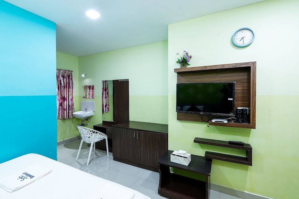 Safa Residency Deluxe Triple Room - AC 12