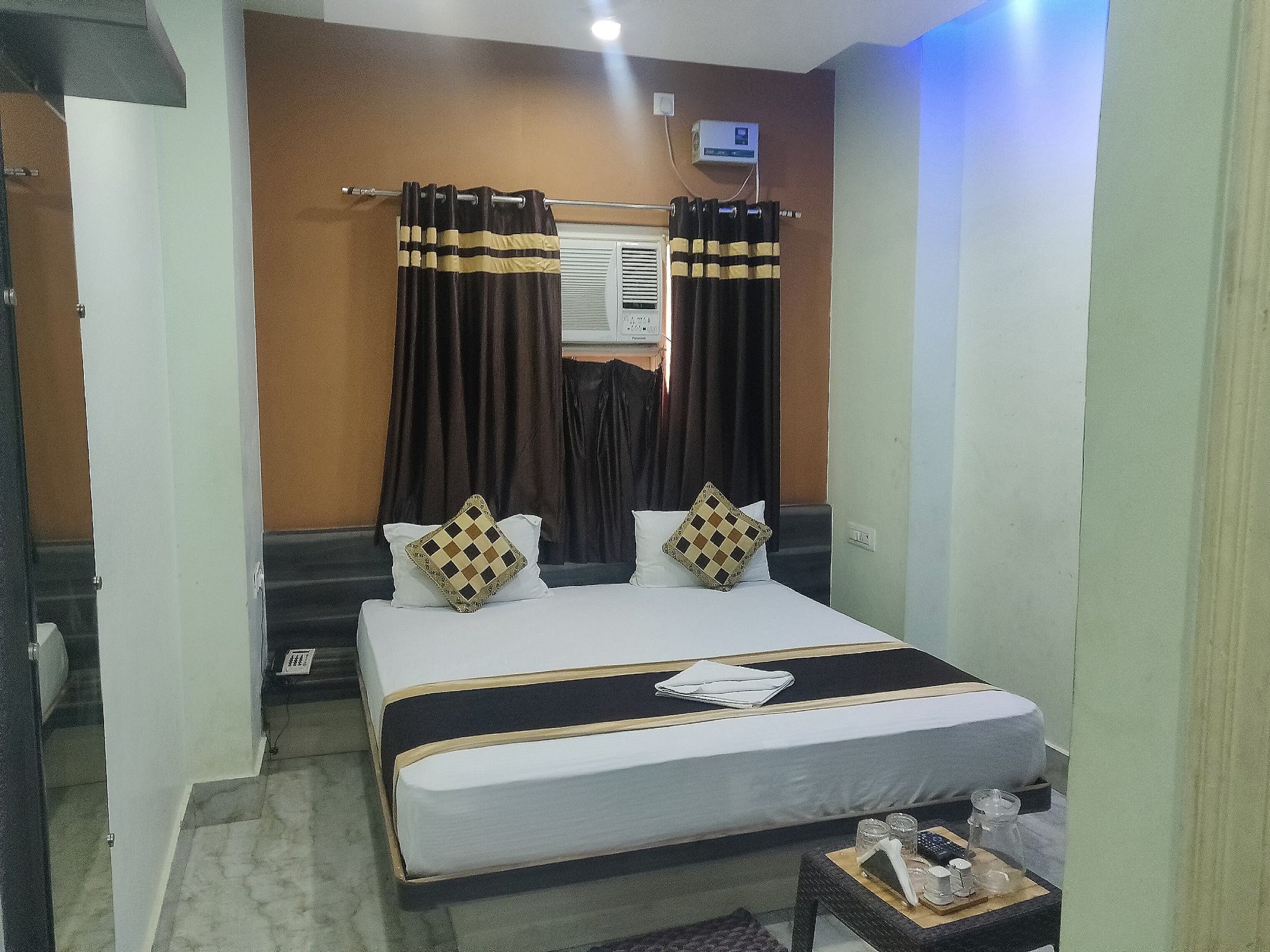 FabHotel Deepak Palace Deluxe Room 9