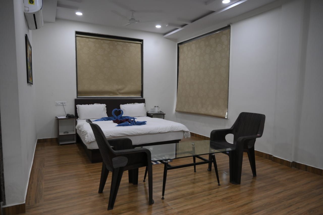Hotel Satkar International Deluxe room 2