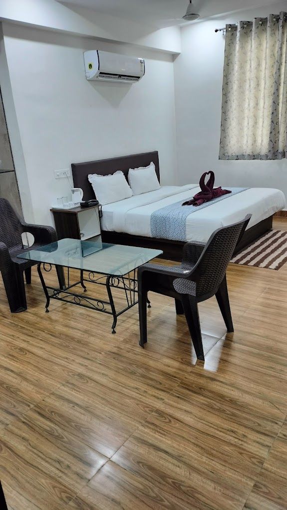Hotel Satkar International Deluxe room 5