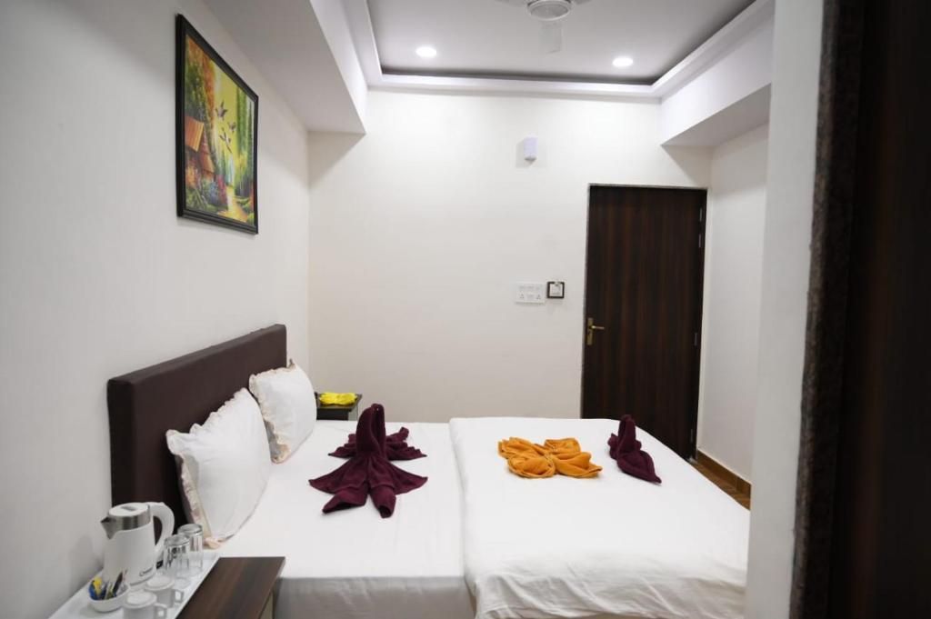 Hotel Satkar International Deluxe room 3