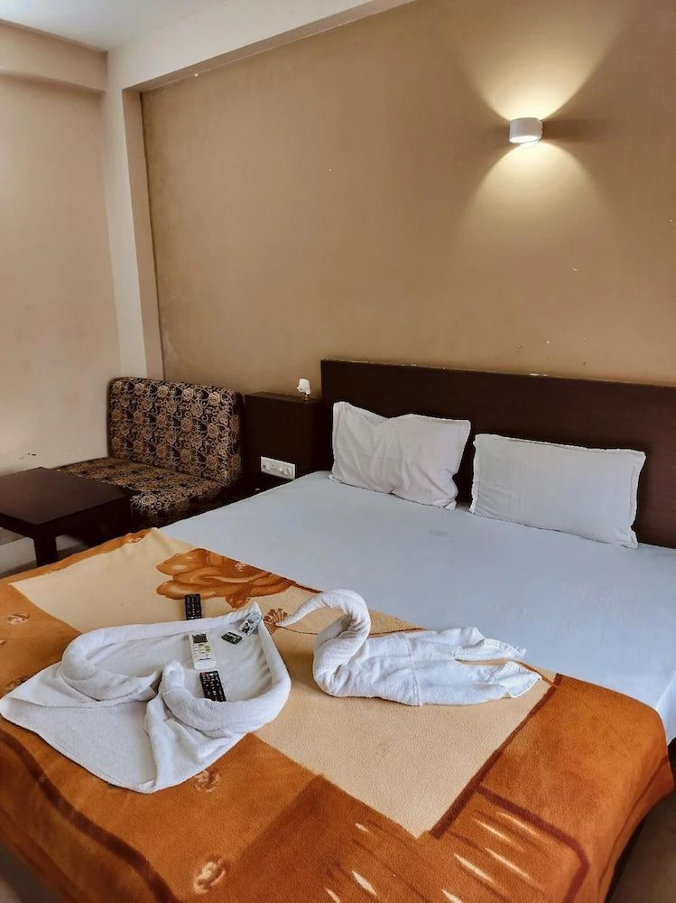 Goroomgo Hotel UK Palace Puri Deluxe Double Bed Room Non AC 4