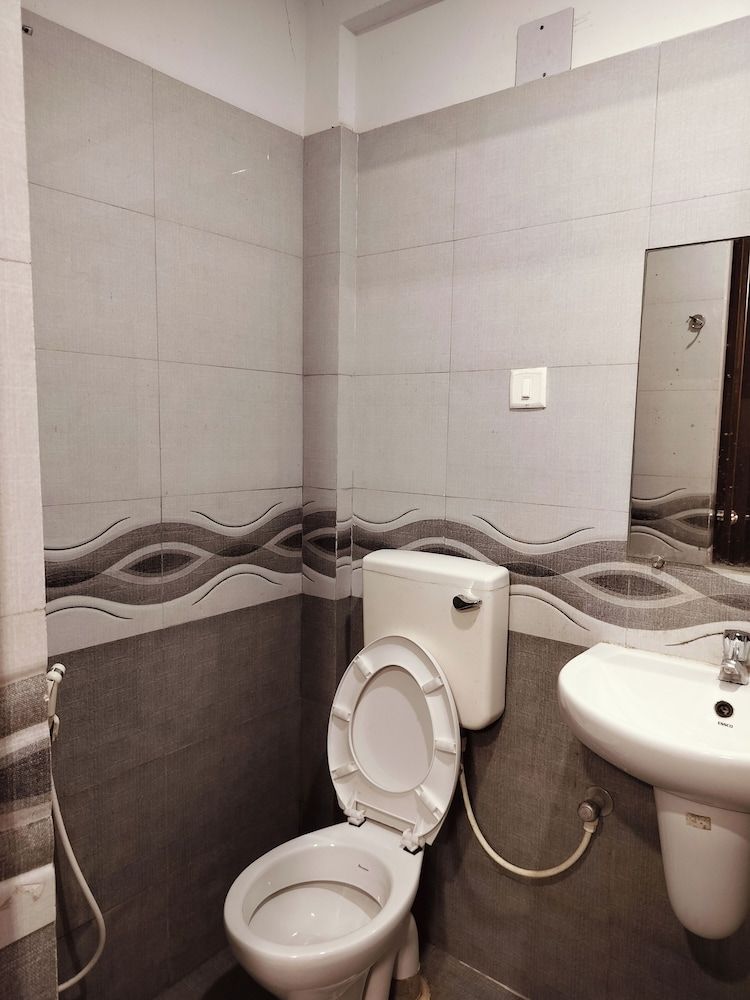 Goroomgo Hotel UK Palace Puri Deluxe Double Bed Room Non AC 8