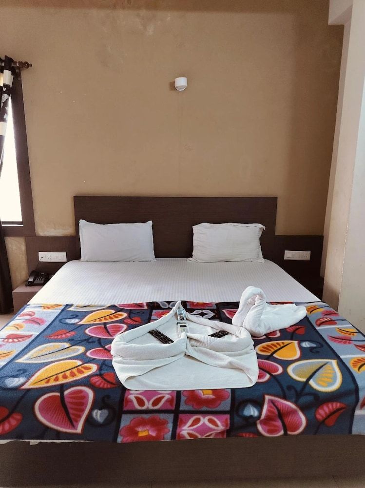 Goroomgo Hotel UK Palace Puri Deluxe Double Bed Room Non AC 2