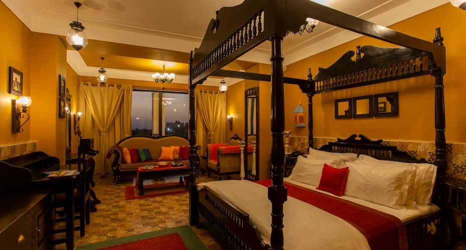 Aarya_Suite_Maharaja_Bed_and_Mharaja_Sofa__vYsvTw