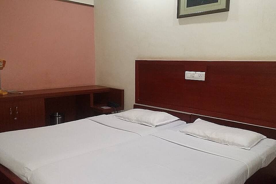 The Woodlands Hotel Deluxe Non AC 7