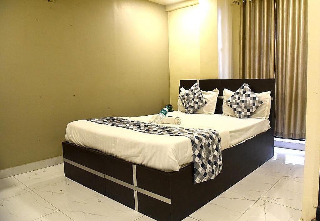 Orchid Platinum Guest House Deluxe Room 6