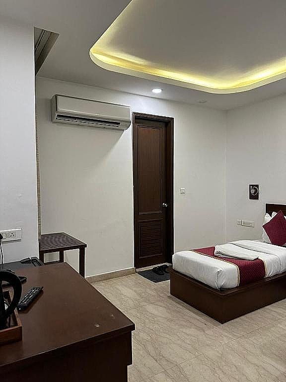 Hotel The Imperio Deluxe Room 2