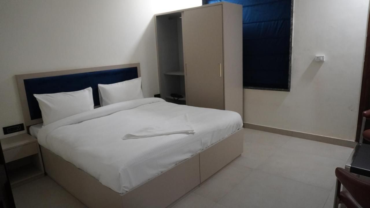 The Palm Studio Deluxe Room 8